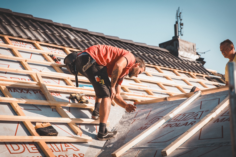 Dachdecker bei der Arbeit
